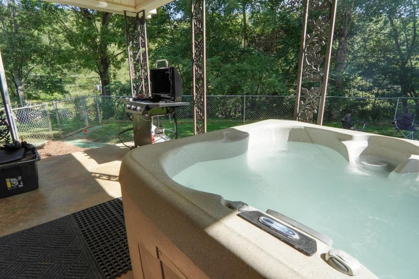 Trail-Ready Retreat Near Waterfalls W/ Hot Tub Villa Brevard Bagian luar foto